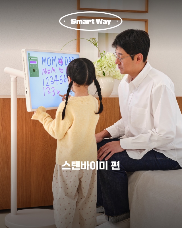책상 위에 놓인 스탠바이미 이미지, 스탠바이미를 터치하는 모습, 카페에 설치된 스탠바이미 이미지, 사무실에 놓인 스탠바이미 이미지