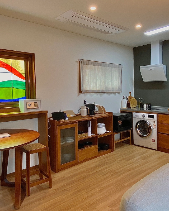 부엌 한 켠에 있는 LG 세탁기