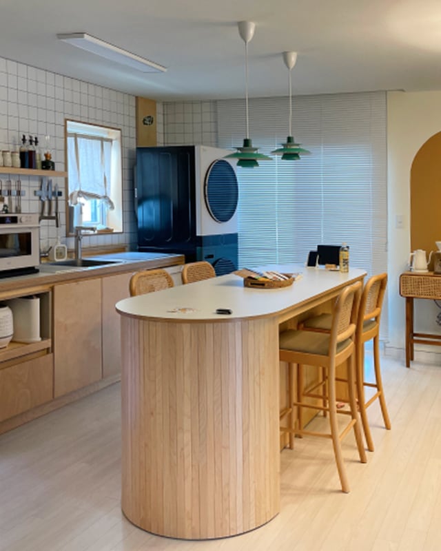 식탁이 있는 주방의 모습