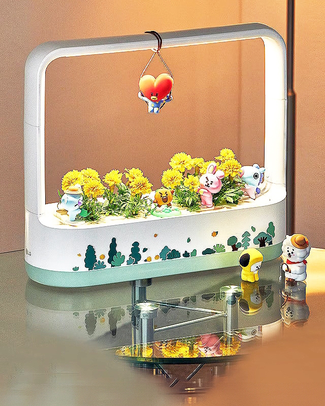 BT21 스페셜 에디션 스티커와 캐릭터 피규어로 으로 장식된 LG 틔운 미니