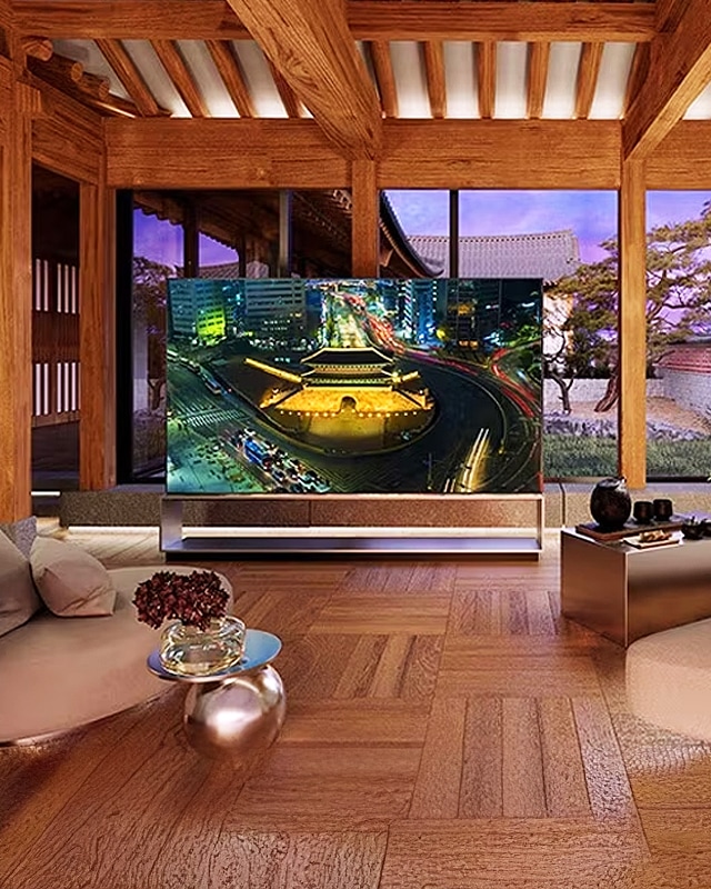 한옥 거실 가운데에 TV가 놓여진 모습