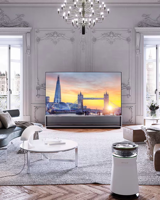 Flexform 가구와 함께 배치된 LG SIGNATURE OLED 8K TV가 빅토리아풍 창문장식 및 헤링본 마루와 이루는 완벽한 조화