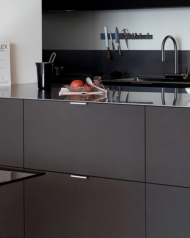 인테리어 팁 - 블랙과 스틸, 시크함 속 경쾌한 변주