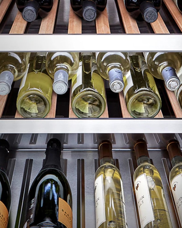 LG SIGNATURE 와인 셀러에 보관된 다양한 와인