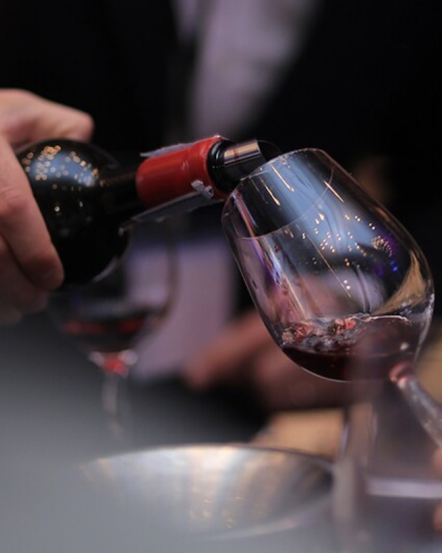 와인잔에 와인을 따르는 모습