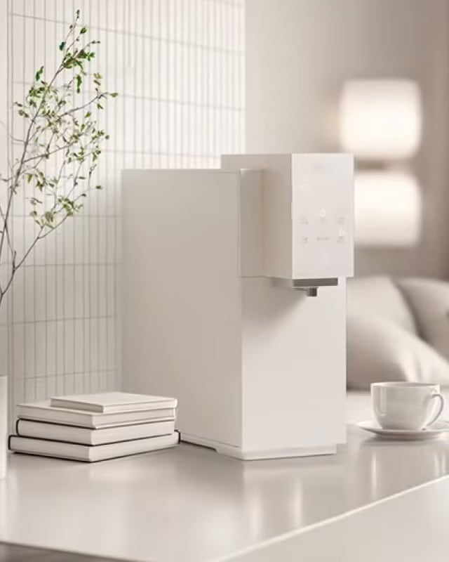 밝은 아이보리 톤의 주방 전경에 LG 정수기가 놓여있는 모습.