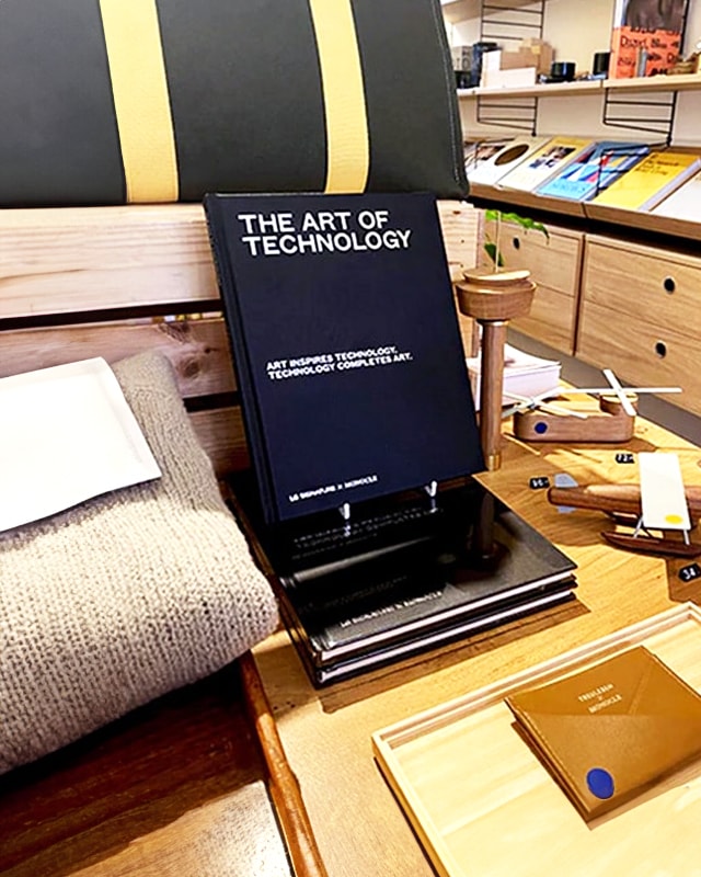 LG SIGNATURE X 모노클 브랜드 북 표지 이미지