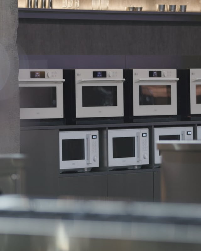 줄지어 놓여있는 광파오븐