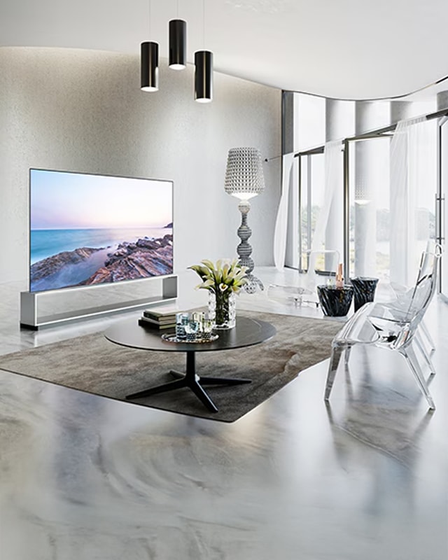 카르텔의 가구와 함께 모던하고 럭셔리한 느낌의 거실에 조화롭게 배치된 TV