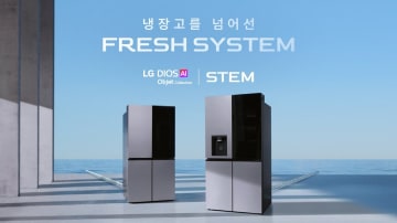 바다를 배경으로 LG DIOS 오브제컬렉션 스템 냉장고 두 대와 'FRESH SYSTEM' 문구가 보임