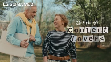 야외에서 산책하며 대화하는 노부부와 '혼자 챙겨보고 싶은 Content Lovers' 문구가 있는 LG StanbyME 2