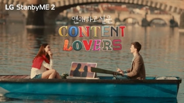 강 위 보트에서 마주 앉아 대화하는 젊은 커플과 '연애하고 싶은 Content Lovers' 문구가 있는 LG StanbyME 2