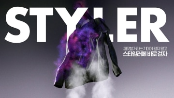 검정 셔츠에 보라색 입자와 스팀이 퍼지는 모습, 'STYLER' 텍스트가 있는 스타일러 제품 광고 이미지