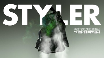 줄무늬 잠옷에 스팀이 분사되는 모습과 'STYLER' 텍스트, 스타일러 제품 광고 이미지