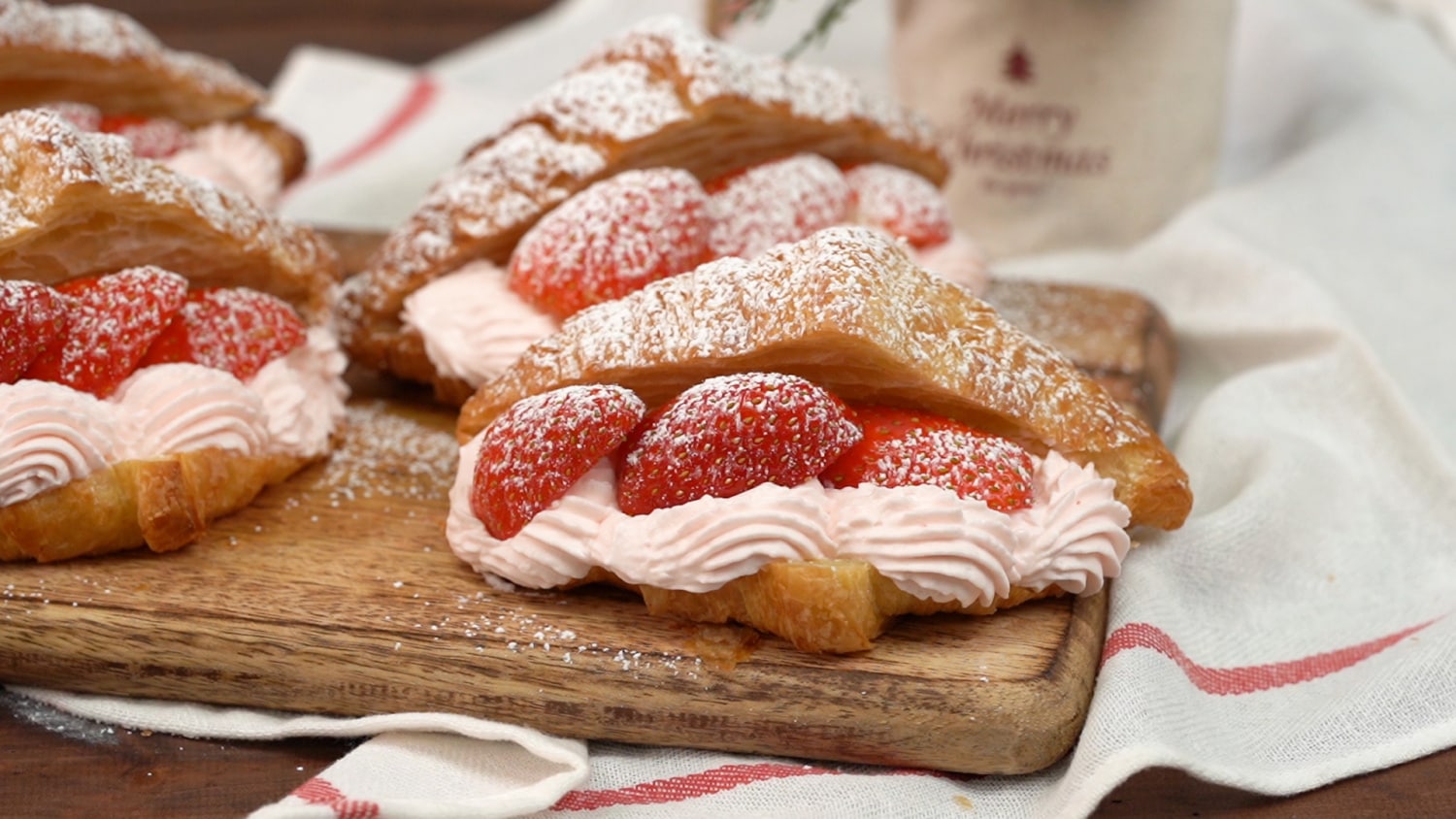 딸기크림크로와상 : 딸기크림처럼 새해도 상큼상큼하게 ~!