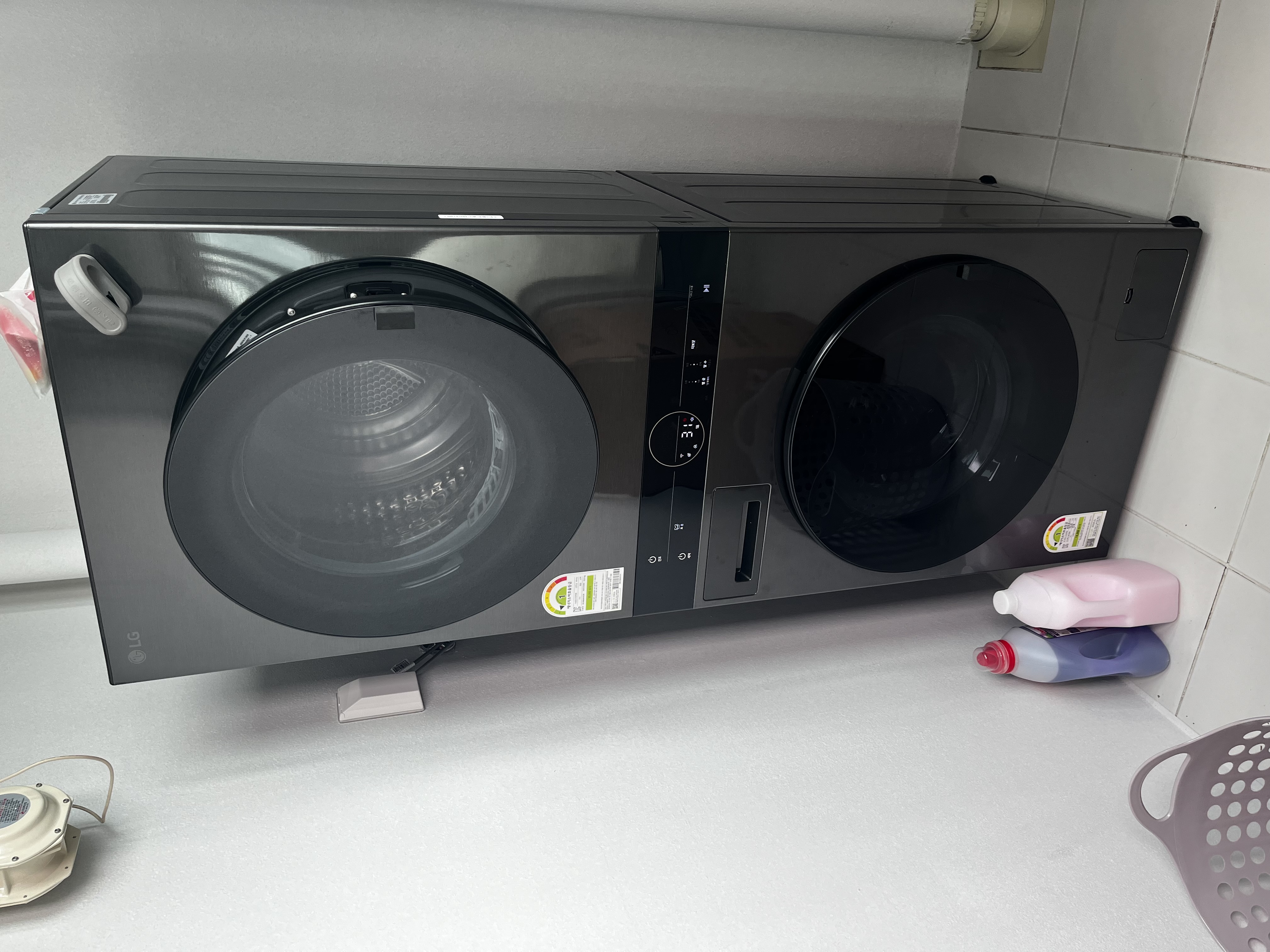 큰제품 사려다가 집 구조상 컴팩트 샀...