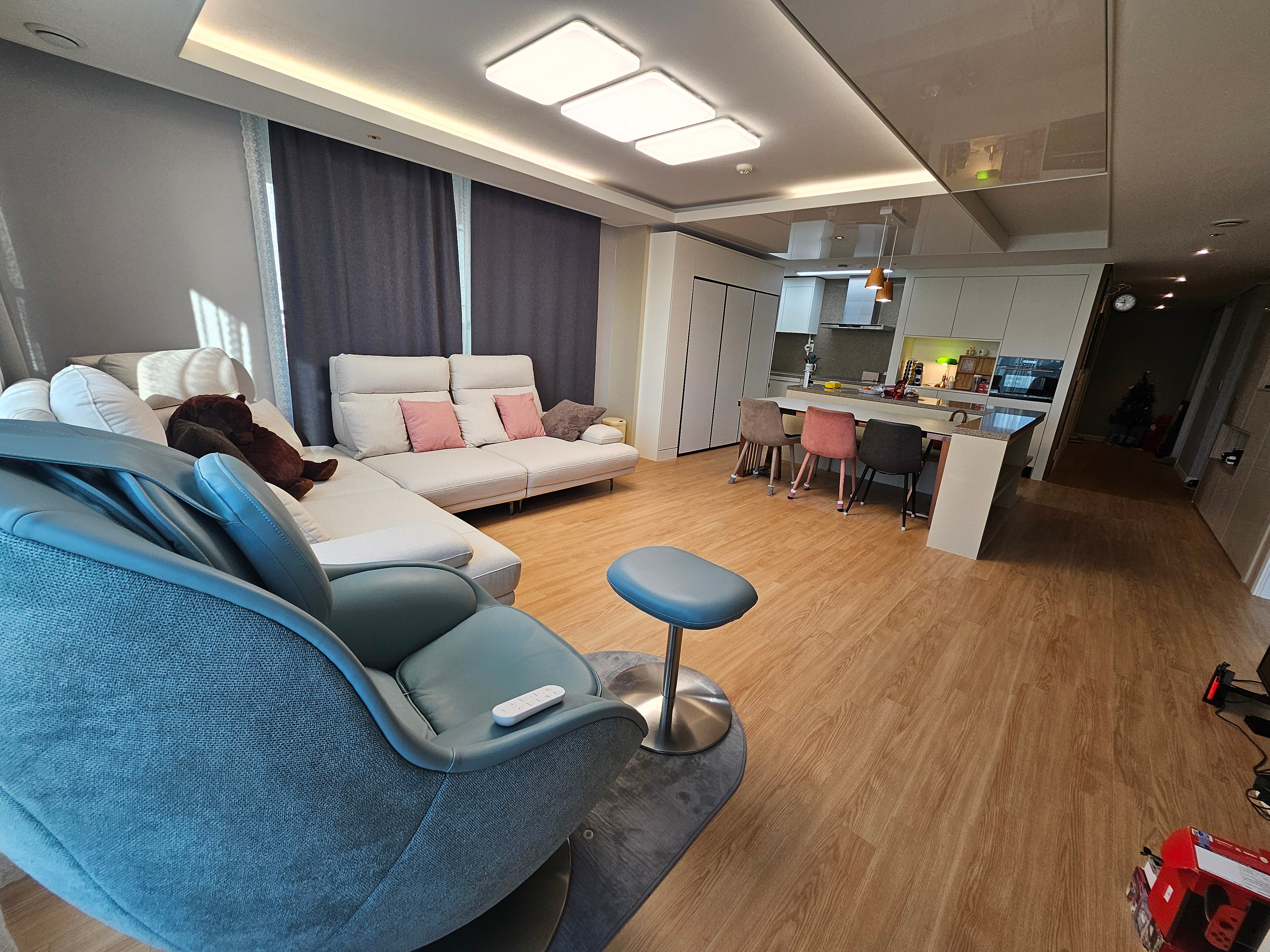 안마의자지만 쇼파처럼 이용할수있어...