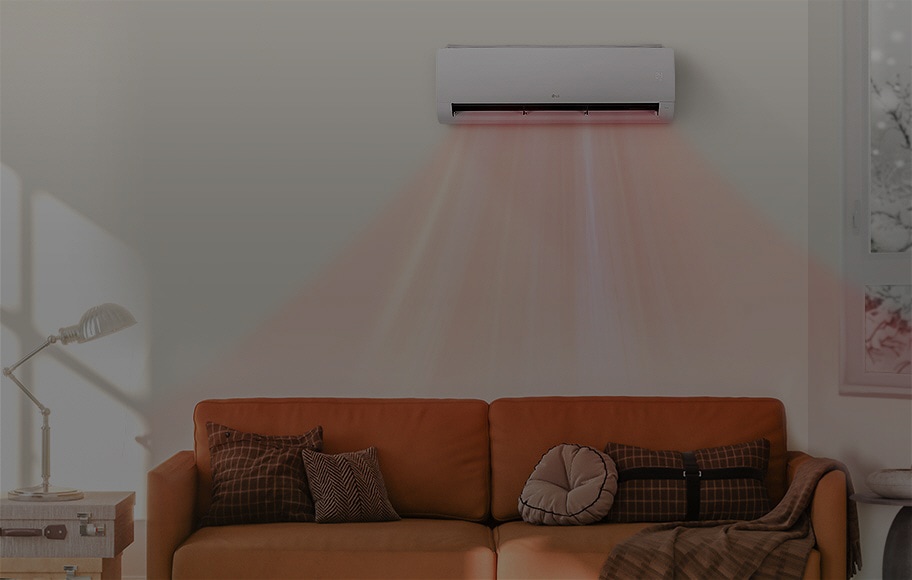 창이 있고 소파, 식물이 있는 공간과 시원한 바람이 나오는 냉온풍 벽걸이 에어컨