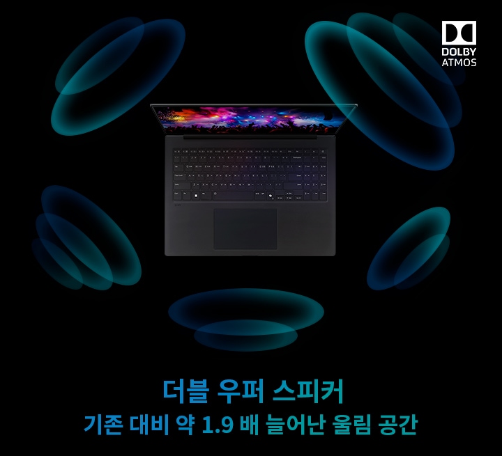 노트북 위로 녹색 음파 그래픽이 퍼져 나가는 모습을 보여주고 있습니다. 오른쪽 상단에 돌비 애트모스 로고가 표시되어 있습니다. 입체적인 사운드를 제공하는 노트북의 특징을 강조한 이미지입니다.
