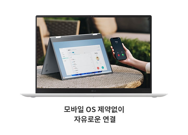 LG 노트북 화면에 스마트폰으로 걸려온 전화가 표시되어 있습니다. 노트북과 스마트폰을 동시에 사용하여 업무를 보는 모습을 보여주는 이미지입니다. 야외에서도 편리하게 사용할 수 있는 모습을 강조하고 있습니다.