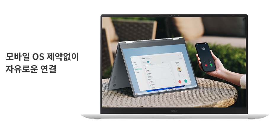 LG 노트북 화면에 스마트폰으로 걸려온 전화가 표시되어 있습니다. 노트북과 스마트폰을 동시에 사용하여 업무를 보는 모습을 보여주는 이미지입니다. 야외에서도 편리하게 사용할 수 있는 모습을 강조하고 있습니다.