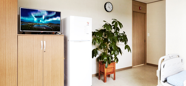 2인 병실에 놓인 호텔전용 TV와 싱싱 냉장고