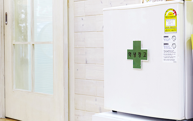 일반 소형냉장고를 약전용 냉장고로 활용하는 아이디어가 돋보이는 공간